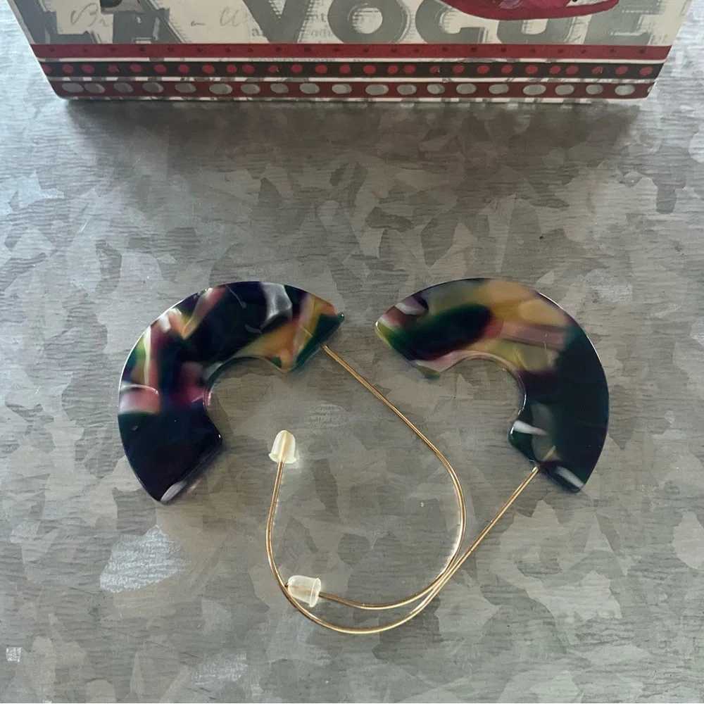 Chic Open Hoop Resin Drop Earrings - Picture 3 of 6